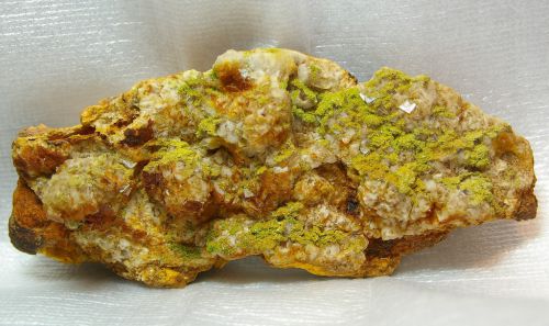 CH 24 - Pyromorphite sur Fluorite, Mine du Rossignol, Chaillac, Indre 210 mm  x 90 mm