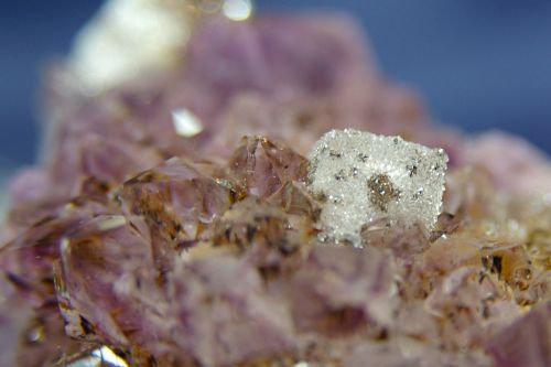 BL 01 - Fluorite pseudomorphosée en quartz sur Améthyste, Rio Grande do Sul, Brésil