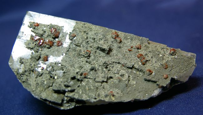 MA 44 - Quartz hématoide et Pyrite sur Fluorite, Mine El Hammam, Maroc , 100 mm x 50