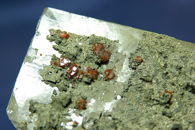 MA 44 - Quartz hématoide et Pyrite sur Fluorite, Mine El Hammam, Maroc , 100 mm x 50