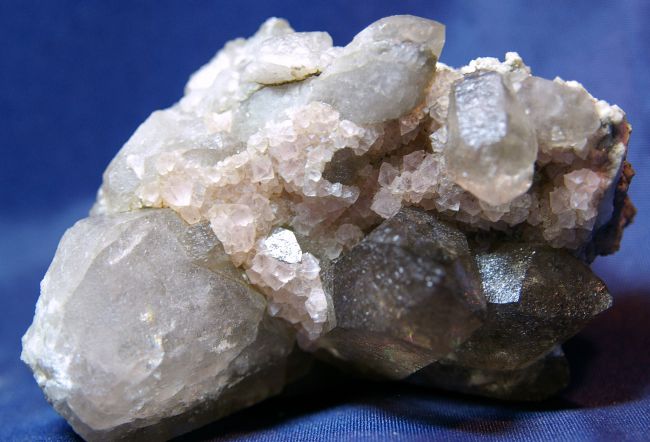 MT 05 - Fluorite sur Quartz fumé, pointe Kurz, Mont-Blanc, Haute-Savoie 110 mm x 70