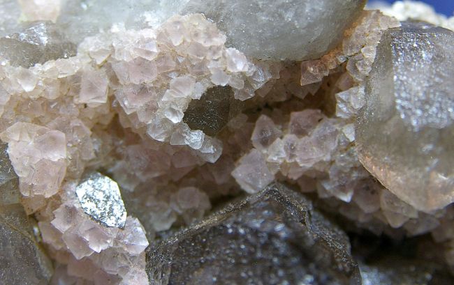 MT 05 - Fluorite sur Quartz fumé, pointe Kurz, Mont-Blanc, Haute-Savoie 110 mm x 70