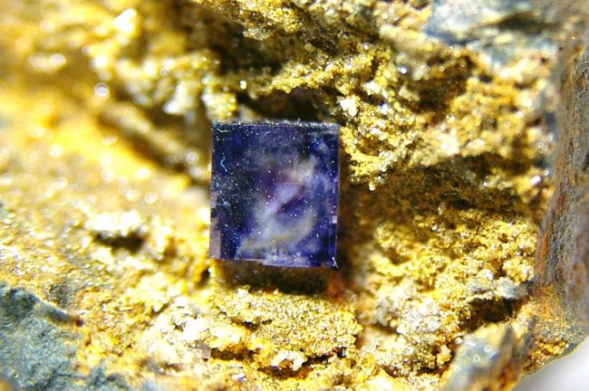 RA 11 - Fluorite, Rancennes, Ardennes 45 mm x 35 mm