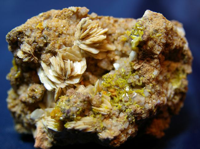 LA 10 - Wulfénite, Mimétite, Fluorite et Barytine crêtée, Mine de Lantignié, Rhône 85 mm x 60