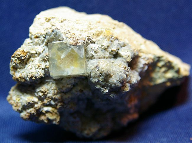 CB 04 - Fluorite, Mine de Cabrières, Hérault  65 mm x 40 (cube 11 mm)
