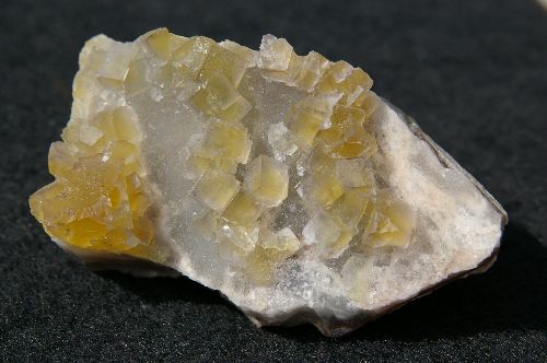 AE 03 - ARGENTINE (fluorite cubique sur microquartz) 80 mm x 45 mm