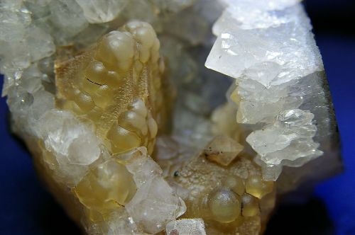 IN 03 - INDE Nashik, Maharashtra Fluorite botryoïdal sur Calcite sur Quartz (vue rapprochée)