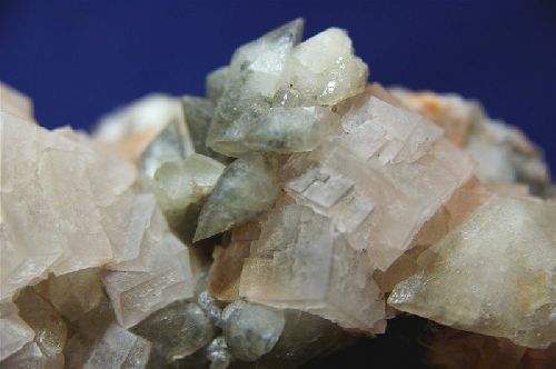 TU 05 - Hamman, Zriba, - Calcite sur Fluorite blanche à rosée  (détail)