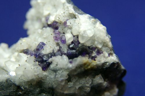 GL 01 - Glageon, Nord, Fluorite sur Calcite 40 mm x 40 mm