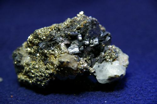 PE 02 - Hubnerite, Fluorite et Pyrite, mine Huanzala, Huanuco, Pérou ,63 mm x 38 mm