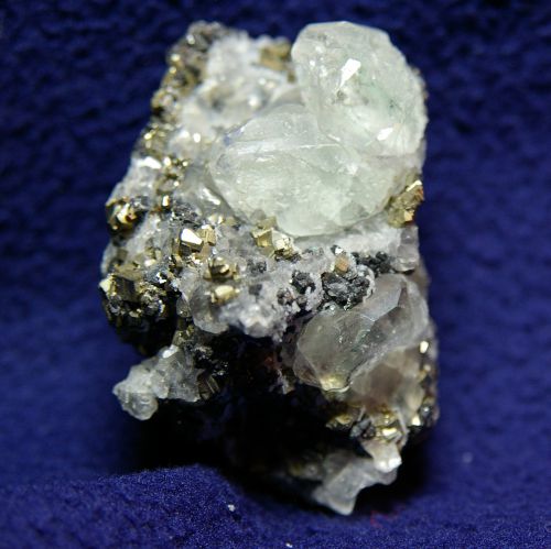 PE 04 - Fluorite, sphalérite et pyrite, mine Huanzala, Huanuco, Pérou ,65 mm x 40 mm