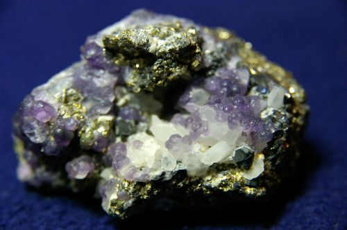 PE 05 - Fluorite bytroidale, Sphalérite, Quartz sur Pyrite, Mine Huanzala, Huanuco, Pérou 