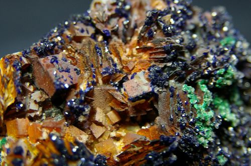 MA 19 - Malachite, Azurite, Calcite, Fluorite sur Baryte, Aouli, Maroc 62 mm x 45 mm