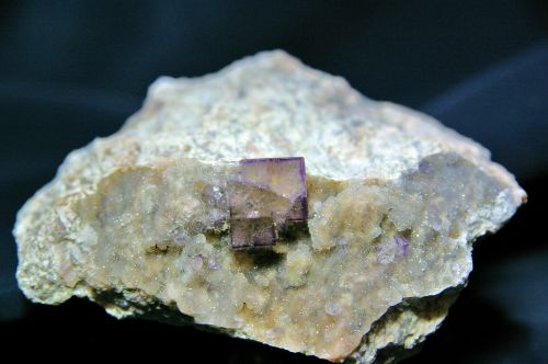 VA 14 - Valzergues, Aveyron, cube de 12 mm sur gangue de 8 cm