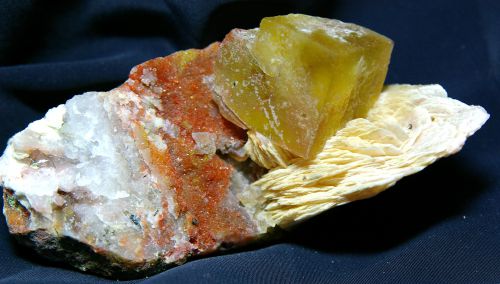 MA 35 - Baryte, Fluorite sur Quartz hématoide, Aouli, Maroc, 100 mm x 45 mm
