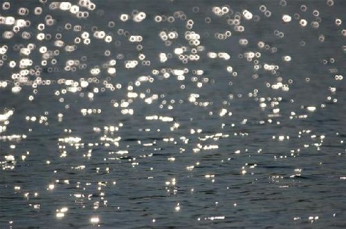 rayons du soleil sur l\'eau