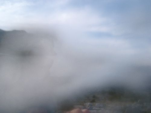 Phénomène de brume sur le Col de Vence, ont distingue une forme étrange au centre.