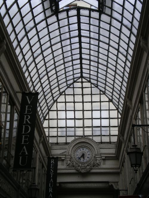 Le passage est un lieu de lumière (éclairage zénithal), de rencontres (notamment galantes) et d\'achats (grâce aux commerces), centrés sur la rive droite, là où la foule était nombreuse entre les grands boulevards, près des salles de spectacle.