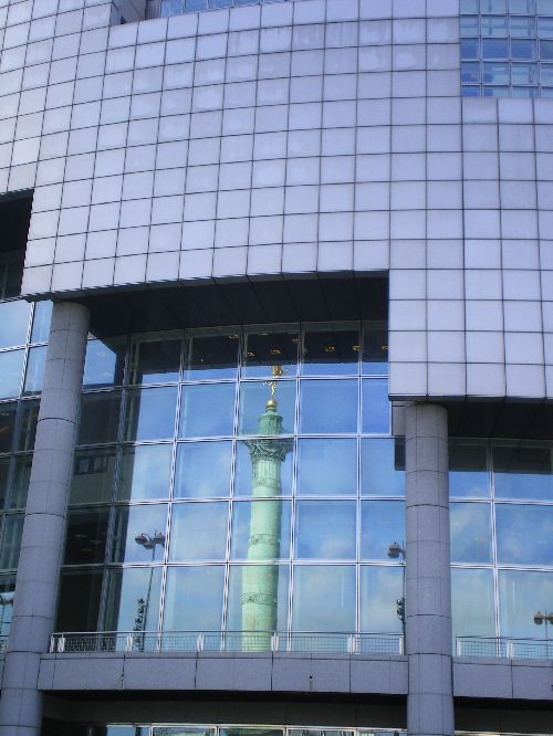 Le reflet de la colonne de Juillet dans l\'Opéra Bastille
