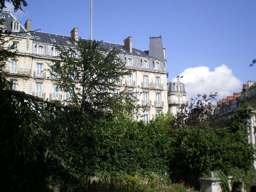 Jardin Darcy vue sur l'Hotel de la Cloche