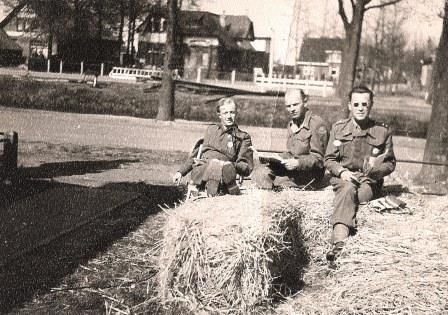 Ter Apel devant la maison du Docteur E J Smith-1945