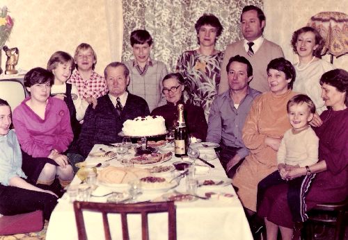 Photo de famille pour cette même occasion-Notez la ressemblance des fils avec la photo de 1945