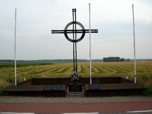 Croix des Polonais.2 croix furent construites et toutes les deux furent inaugurées par le Lt Colonel Szydlowski