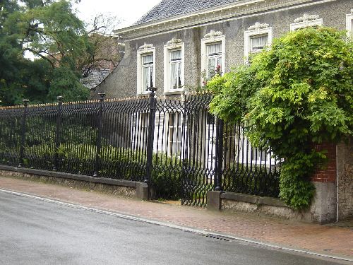 Maison avec grilles à ce jour