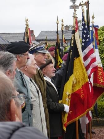 De gauche à droite: CDT W.Styranka, président de l\'association belge des vétérans polonais, Mr C.Kajpus, officier de la Division, Le Colonel Bochenek, attaché militaire polonais en Belgique.