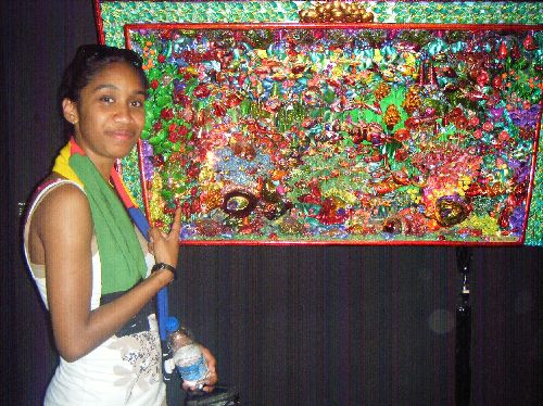 Expo originale sur les coquillages : Fany devant un aquarium réalisé en coquillages peints !