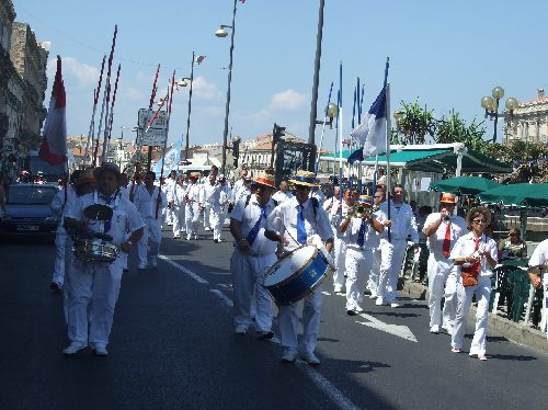Parade des jouteurs sur le port de Sète