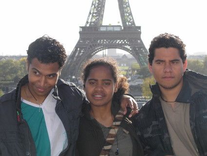 Jimmy qui fait son timide, Adèle et Jérémie devant la tour Eiffel