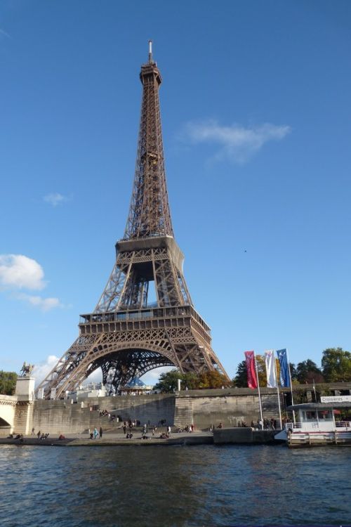 Au passage devant la tour Eiffel