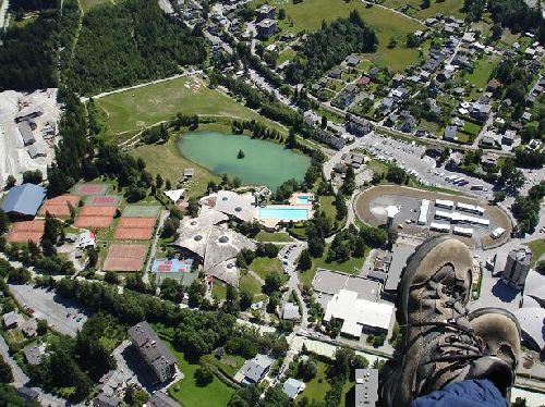 Vue de l'atterro à Chamonix (on peut voir les voiles étalées par terre).