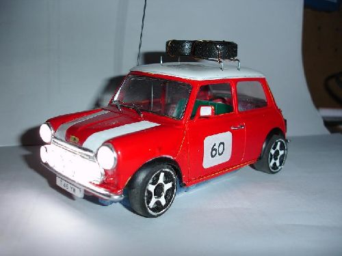 L'Austin mini prête à prendre le départ du rallye Monte-Carlo.