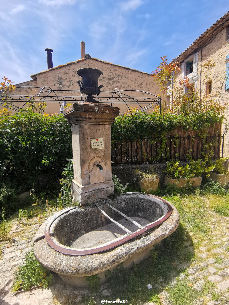 ansouis (109) fontaine rue basse.jpg