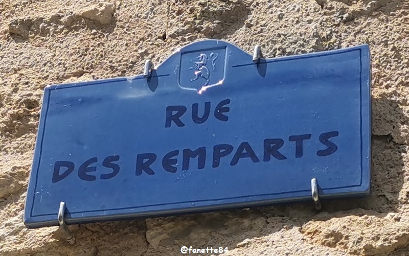 ansouis (95) rue des remparts.jpg