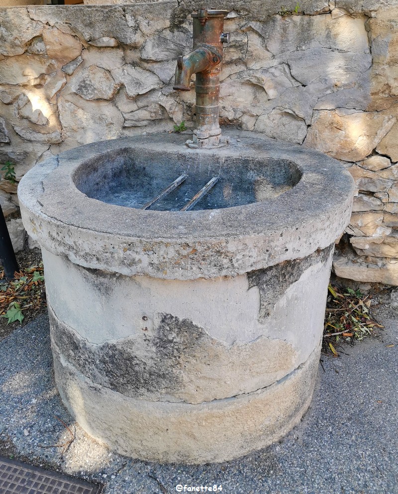 roaix (49) fontaine.jpg