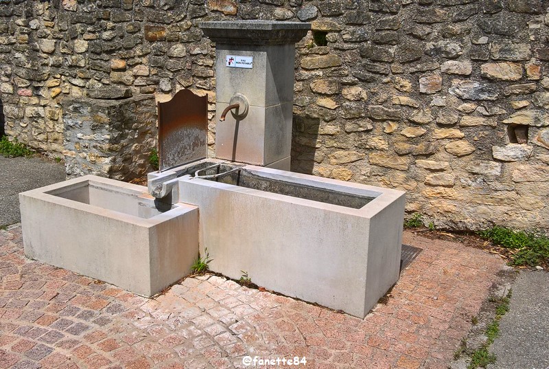 lagarde-pareol (72) fontaine.jpg