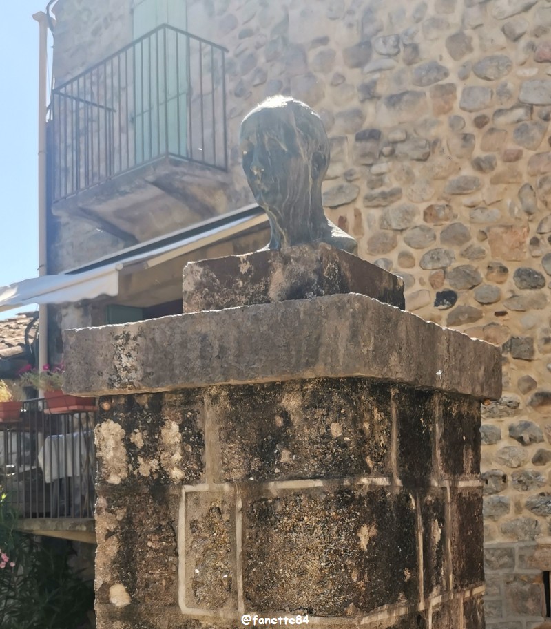 vacances_joyeuse (36) statue.jpg
