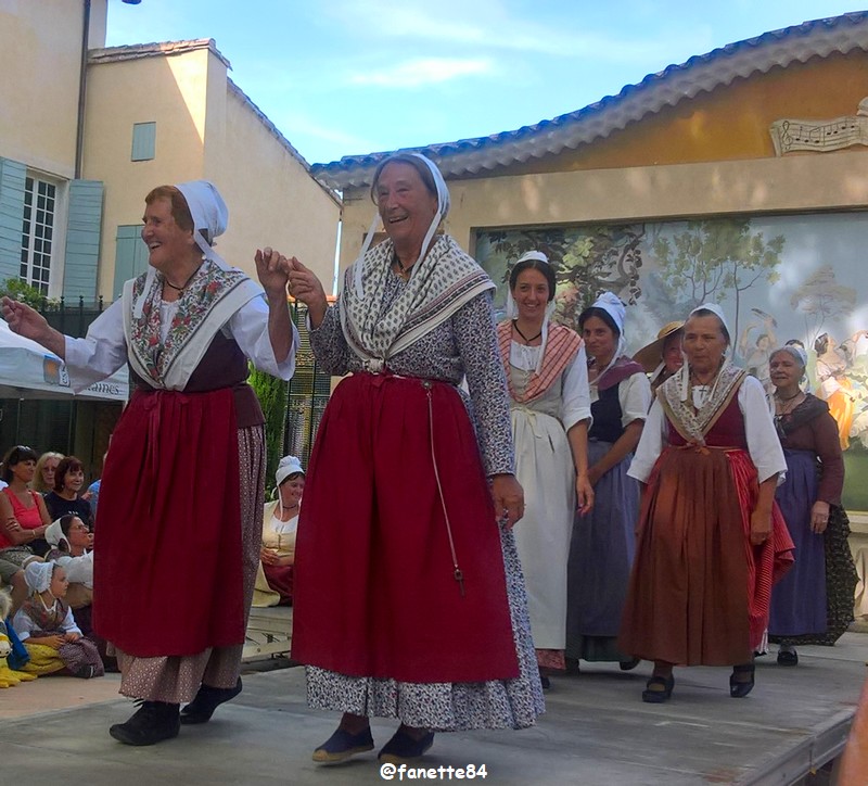 pernes_costumes (5).jpg