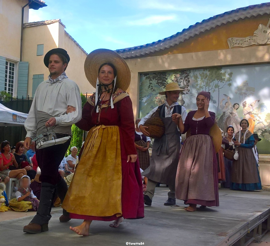 pernes_costumes (2).jpg