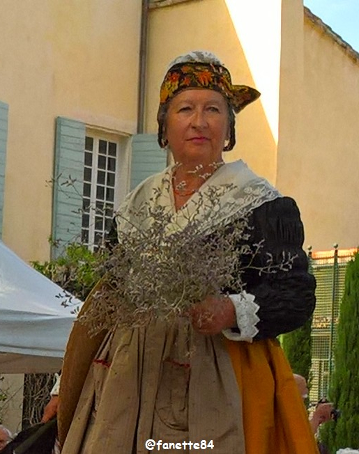 pernes_costumes (12) bis.jpg