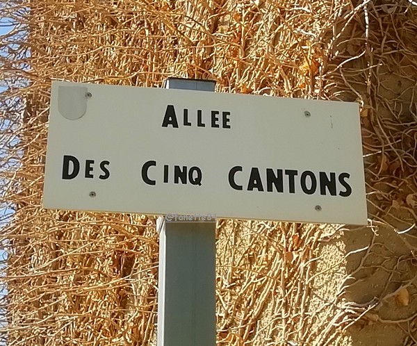 loriol panneaux allée des cinq cantons.jpg