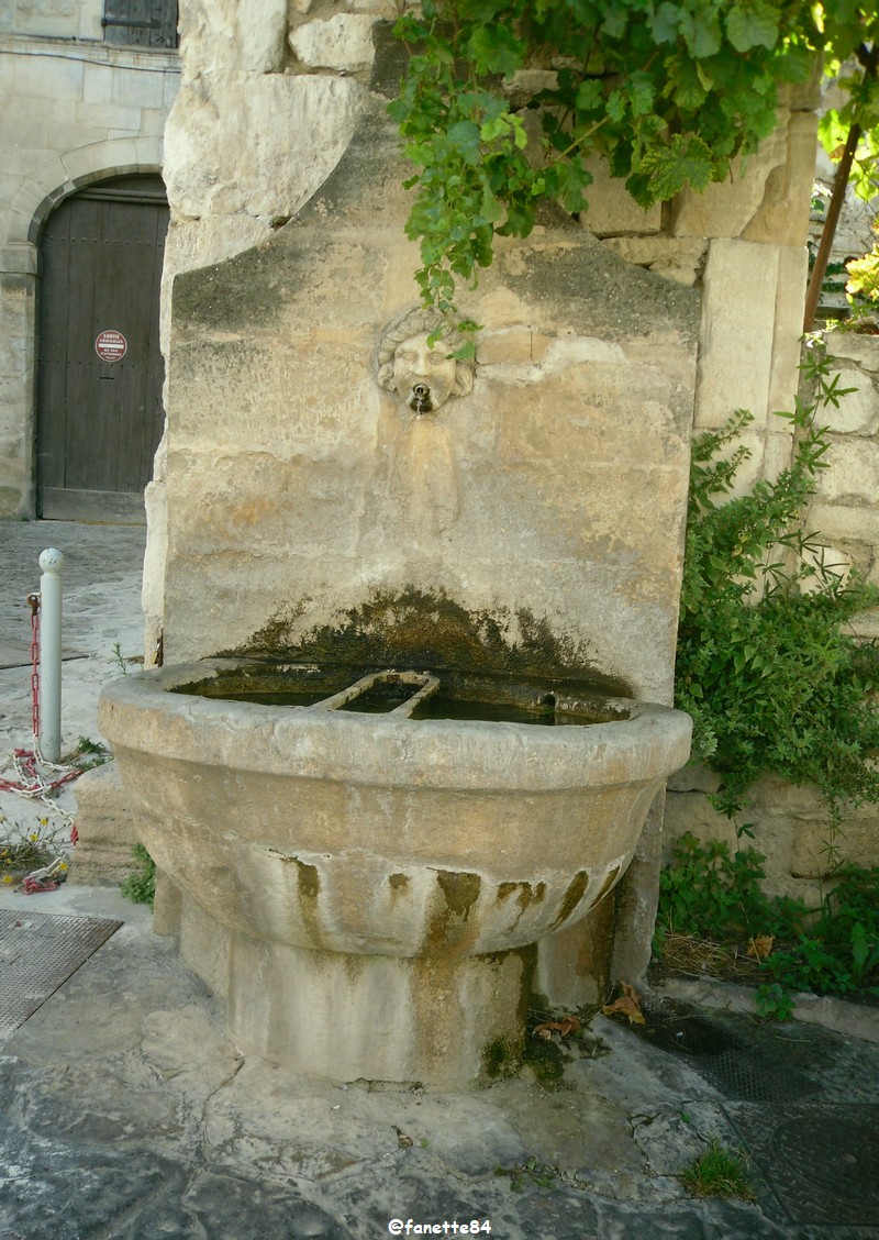 pernes fontaine (6).JPG