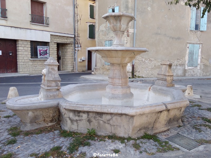 pernes fontaine (9).jpg