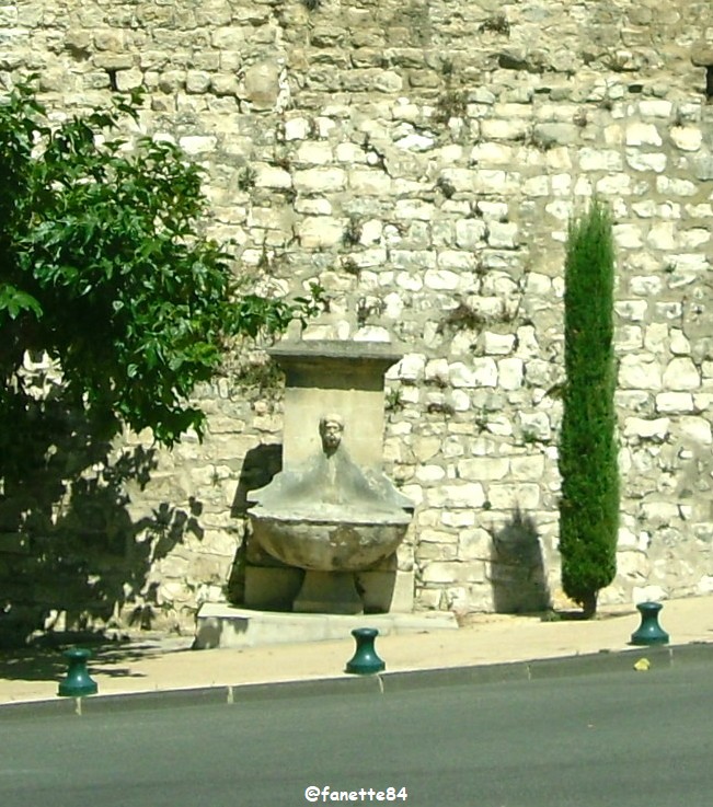 pernes fontaine (2).JPG
