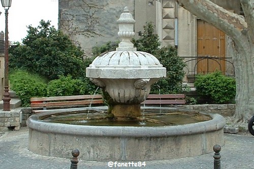 chateauneuf_du_pape_fontaine (2).JPG
