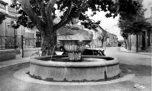 chateauneuf_du_pape_fontaine (3) CP fontaine.jpg