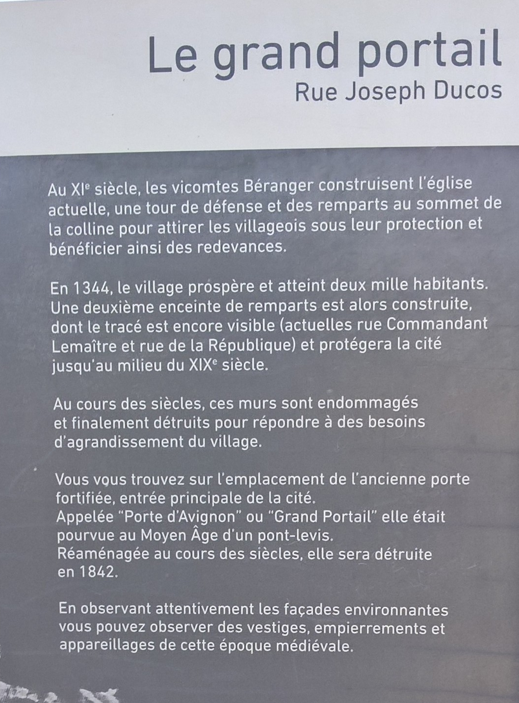 chateauneuf-pape (174) portail.jpg